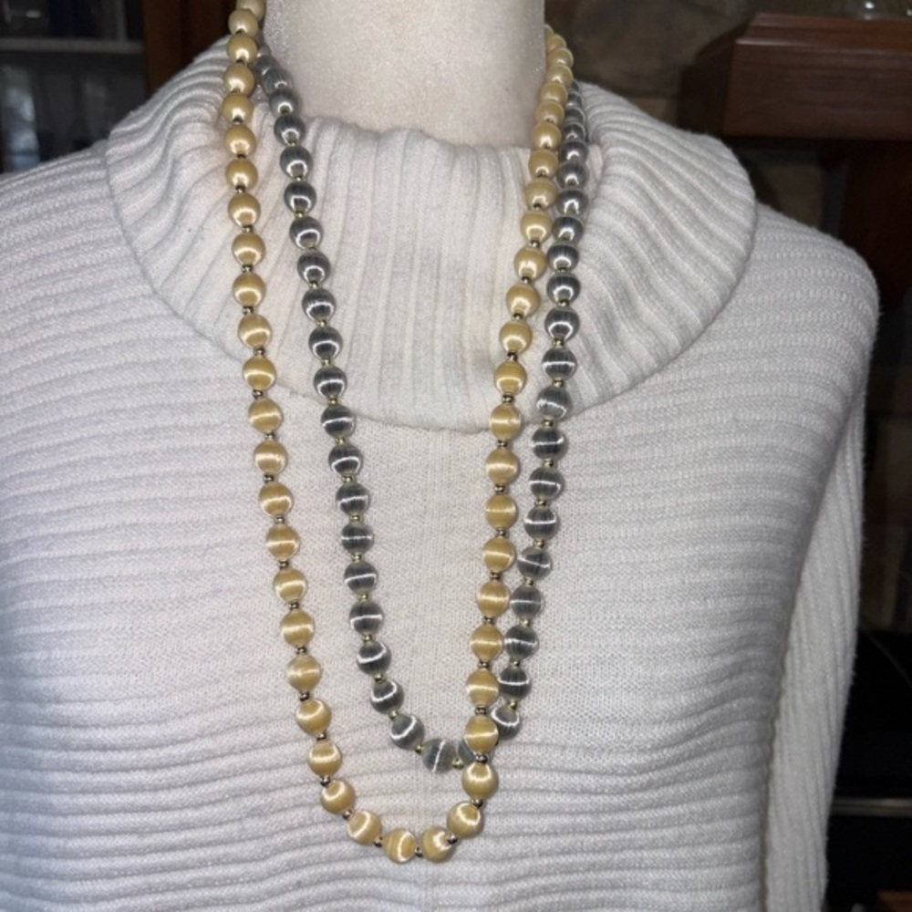 SILVER AND CREAM COLORED BEAD NECKLACE PULL OVER NO CLASP.